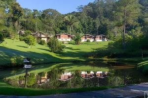 a golf course with a reflection in the water at Morada da Lua - Juquitiba in Juquitiba