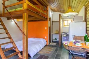 a room with a bunk bed and a kitchen at Morada da Lua - Juquitiba in Juquitiba +105 photos
