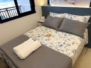 a bedroom with a bed with a blue and white floral bedspread at Ap Studio Premium luxuoso novíssimo! in Sorocaba +76 photos