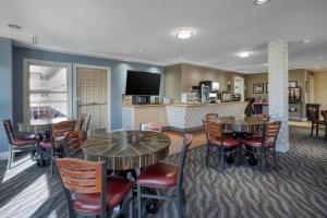 a restaurant with tables and chairs and a bar at SureStay Plus Hotel by Best Western Mountain View in Mountain View
