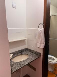 ein Badezimmer mit Waschbecken und Toilette in der Unterkunft Prédio Jaque in Garopaba + 17 Fotos