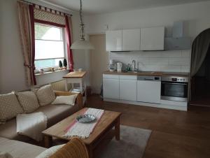 ein Wohnzimmer mit Sofa und Tisch in der Unterkunft Thüringer Pforte in Gorsleben