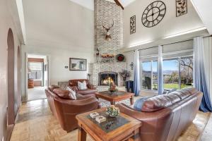 a living room with leather furniture and a fireplace at Lakeside Overlook in Canyon Lake