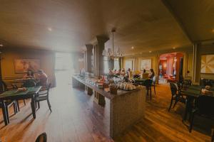 a restaurant with a bar with people sitting at tables at Zagat Classic Hotel in Foz do Iguaçu