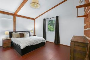 a bedroom with a bed and a window at Ozuye Lodge in Fischer