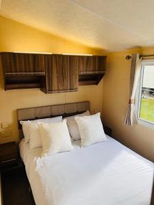 a large bed with white pillows in a bedroom at Edinburgh Lux Lodge Seton Sands in Port Seton +48 photos