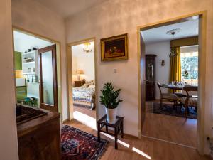 Apartment "Maria Theresia" في غراتس: غرفة مع غرفة معيشة وغرفة طعام