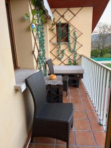 a patio with two chairs and a table on a balcony at Alojamiento Finca La Campa in Mareo de Abajo