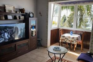 a living room with a tv and a table at Apartamento MAR Y TEIDE in Sauzal