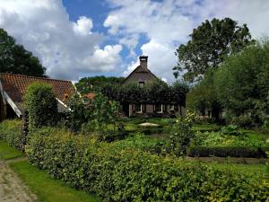 ein altes Haus mit Garten davor in der Unterkunft Achterhuis Hamingen in Staphorst