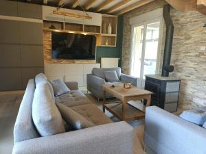 a living room with a couch and a table at Une histoire à écrire in Belleville-sur-Saône