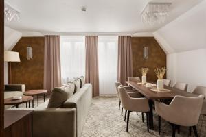a dining room with a table and chairs at Hotel Sylwia in Sośnicowice