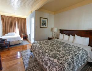 a hotel room with a large bed and a bed sqor at Pacific Heights Inn in San Francisco