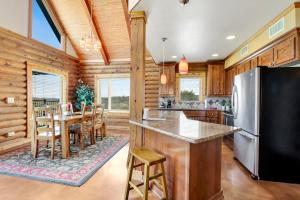 Gallery image of Lighthouse Hill Ranch - Log Home in Johnson City +31 photos