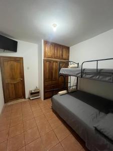 a room with two bunk beds and a door at Dulce Hogar in Manta