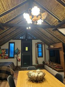 a dining room with a table and a chandelier at Chalé - Refúgio Serra das Águas in Araras Petropolis