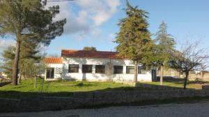 a white house with a red roof at Lagartoca in Vilar de Amargo