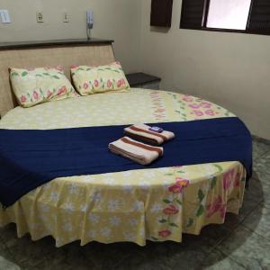 ein Schlafzimmer mit einem Bett, auf dem Handtücher liegen in der Unterkunft Hostel um espaço perfeito para seu descanso in Cianorte