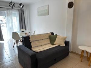 a living room with a couch and a table at Casa serena apart in Paraná +6 photos