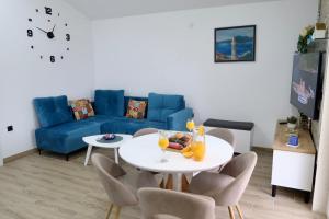 a living room with a blue couch and a table at Casa Bellora in Kamenari