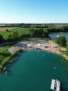 Luftaufnahme eines Sees mit einer Gruppe von Menschen in der Unterkunft Wake Villa in Brwinów