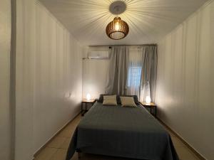 a bedroom with a bed and two lamps on two tables at Casa serena apart in Paraná