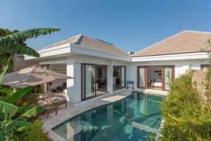 una imagen de una villa con piscina en Gajah Villas Bali by Nagisa Bali, en Seminyak