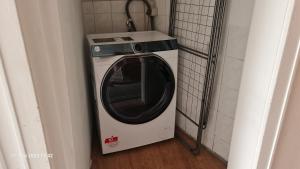 a washer and dryer in a corner of a room at My Pension City Stadtbergen Augsburg in Stadtbergen