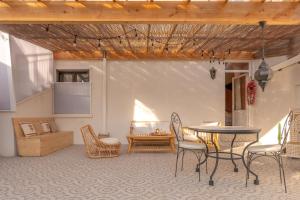 a living room with a table and chairs at Marrakech Cinéma Jacuzzi - Suite romantique in Feyzin
