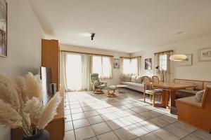 a living room with a couch and a table at Gemütliche Ferienwohnung in Ladir bei Flims Laax in Ilanz