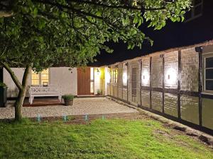 ein Haus mit einer Bank im Hof bei Nacht in der Unterkunft 4 star holiday home in Gedser in Gedser