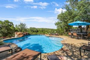a swimming pool with chairs and an umbrella at Canyon Lake Lighthouse in Canyon Lake
