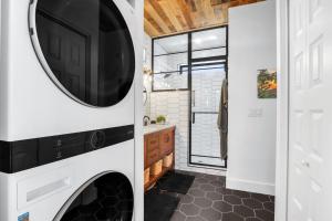 a laundry room with a washer and dryer and a bathroom at Canyon Tree House in Canyon Lake