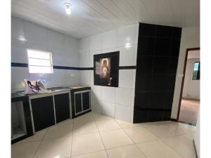 a kitchen with black and white walls and a sink at Flets Triunfo-PE in Triunfo