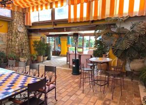 a patio with tables and chairs in a restaurant at La Casa de los Limones in Montilla