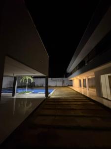 a night view of a building with a long hallway at Green House in Juazeiro do Norte
