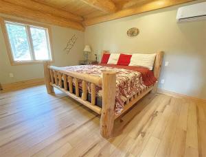 a bedroom with a wooden bed in a room at Granite Ridge Cabin in Keystone +20 photos