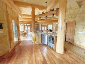 a large kitchen in a log cabin with wooden floors at Granite Ridge Lodge in Keystone
