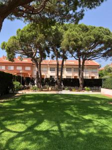 a large yard with trees and a building at ALTAFULLA MAR Pescadors in Altafulla