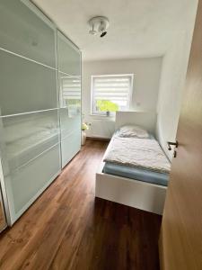 a bedroom with a bed and a walk in closet at Modernes Reihenhaus mit Terrasse drei Schlafzimmer fuer sechs Personen in Kempten