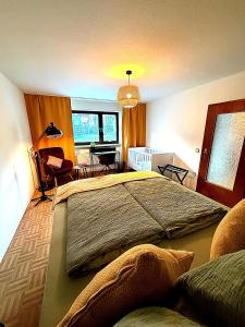 a bedroom with a large bed and a desk at Familienfreundliche Ferienwohnung mit Garten & Spielplatz nahe Nürnberg Playmobil FunPark in Veitsbronn