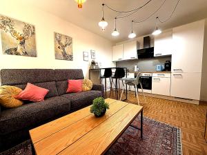 a living room with a couch and a table at Familienfreundliche Ferienwohnung mit Garten & Spielplatz nahe Nürnberg Playmobil FunPark in Veitsbronn