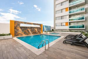a swimming pool on the side of a building at Torre Ambar Executive Residences in San José