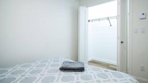 a bedroom with a bed with a pillow on it at Appartement 2 chambres, centre ville, séjour longue durée in Quebec City