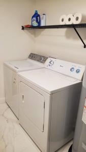 a white washer and dryer in a room at Appartement 2 chambres, centre ville, séjour longue durée in Quebec City