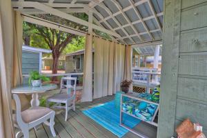 a screened in porch with a table and chairs at Creekside Cabins - The Nest in Wimberley