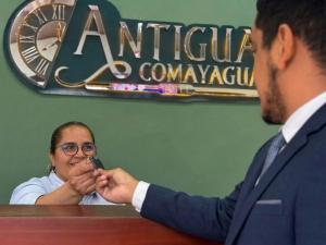 a man shaking hands with a woman in a mirror at Hotel Antigua Comayagua in Comayagua +53 photos