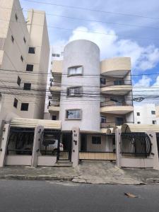 a building with a gate in front of a building at Morada Vermelha in Vitória da Conquista