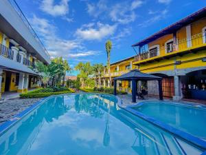 a swimming pool in the middle of a building at Hotel Antigua Comayagua in Comayagua