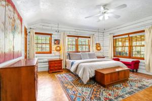 a bedroom with a bed and a ceiling fan at Creekside Vista Escape - Cabin in Wimberley